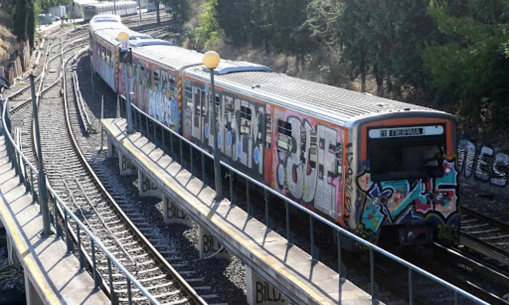 Συναγερμός στο Θησείο: Άνδρας έπεσε στις γραμμές του τρένου